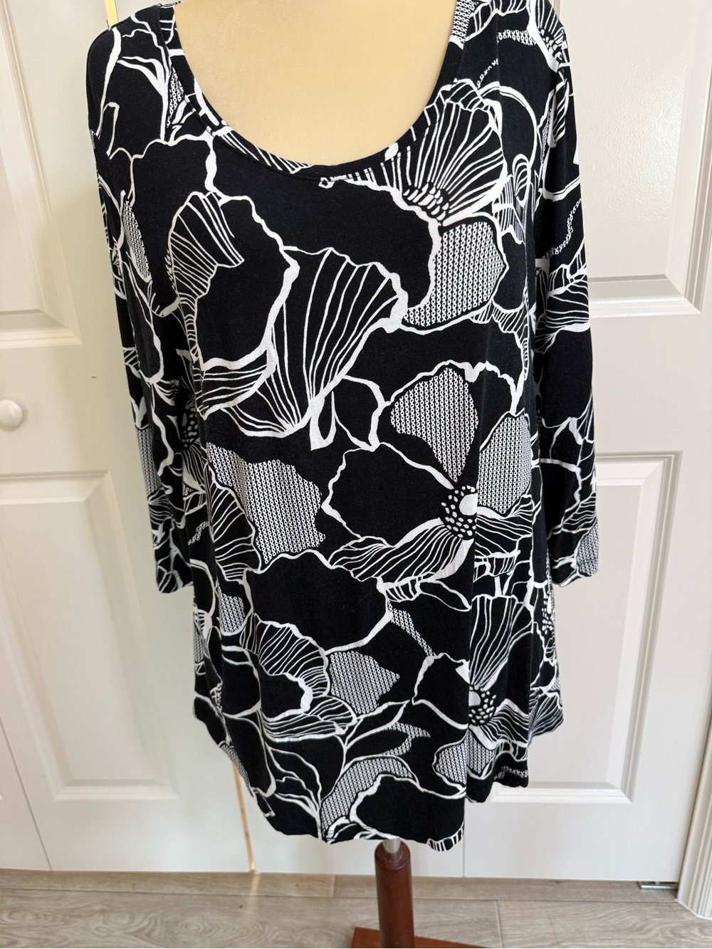 JM Collection Women’s Black/White Floral Tunic Blouse XL Excellent Condition